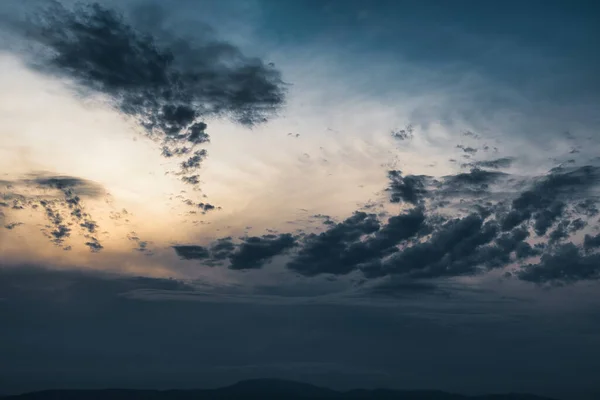 Beau Cliché Paysage Nuageux Dans Ciel Coucher Soleil — Photo