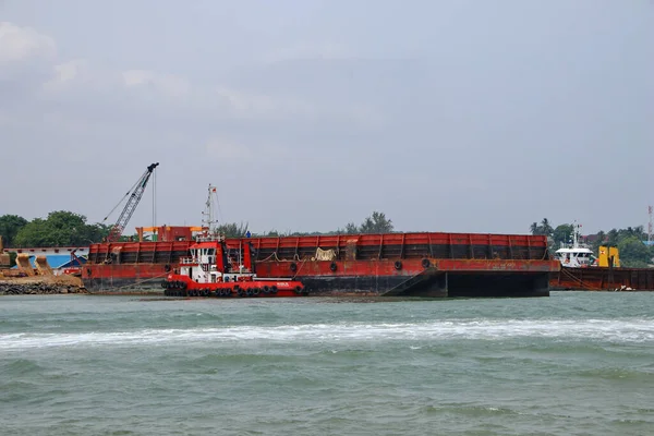 Batam Indonesia Agosto 2019 Barcaza Carga Grande Está Muelle Playa —  Fotos de Stock