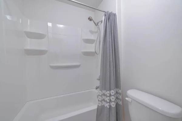 Banyoda Küçük Beyaz Bir Banyo — Stok fotoğraf