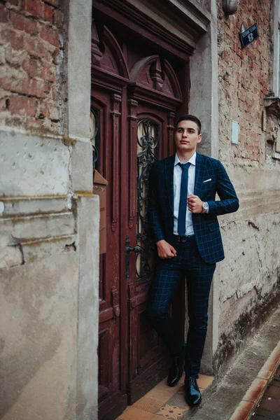 Caucasian Young Businessman Suit Tie Posing Door — Stock Fotó