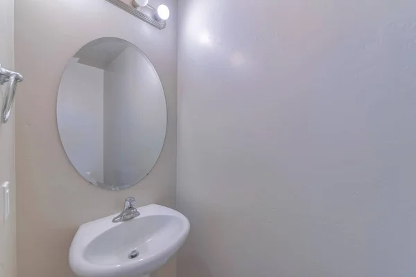 Εσωτερικό Μιας Τουαλέτας Στρογγυλό Καθρέφτη Και Ένα Λευκό Νεροχύτη — Φωτογραφία Αρχείου