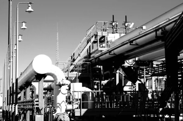 Серый Снимок Промышленного Ландшафта Трубопроводом Большого Диаметра — стоковое фото