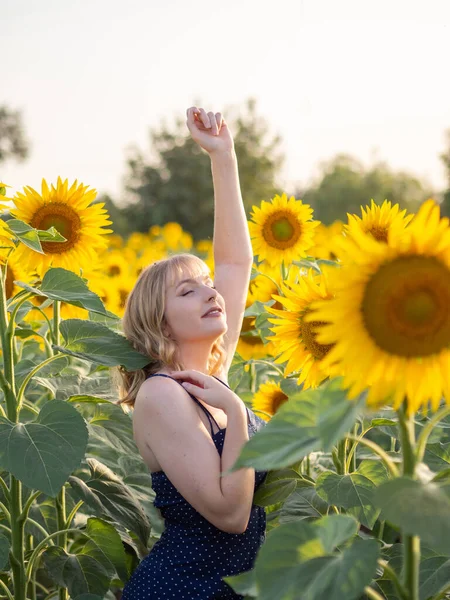 Zakrzywiona Atrakcyjna Dziewczyna Ciesząca Się Letnią Pogodą Polu Słonecznika — Zdjęcie stockowe