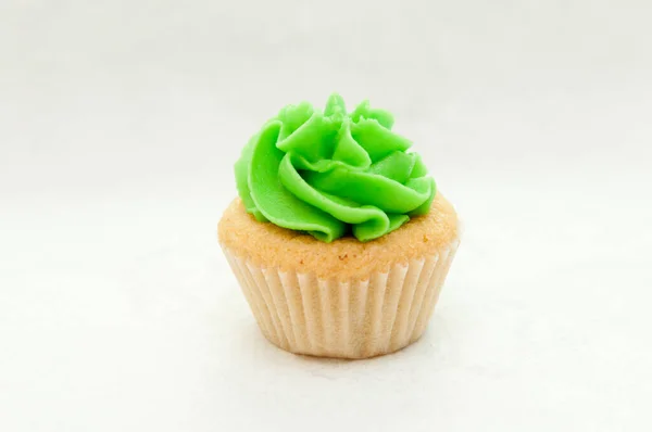 Nahaufnahme Eines Cupcake Mit Grüner Sahne Auf Einem Isolierten Hintergrund — Stockfoto