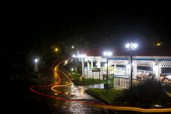 Curvy Luce Rossa Gialla Sentiero Una Strada Notte — Foto Stock