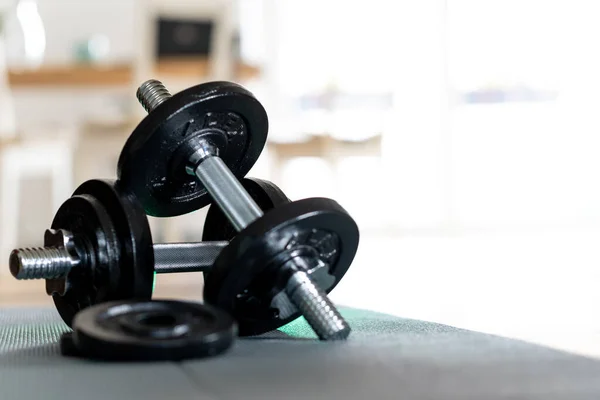 Dumbbells Liggen Een Mat Sport Fitness Tijdens Het Werken Afstand — Stockfoto