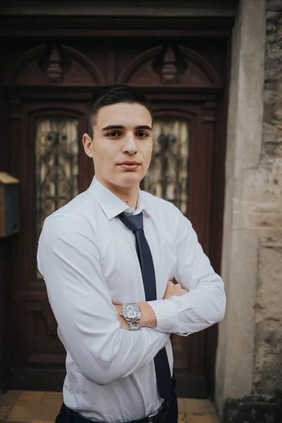 Caucasian Young Businessman Tie Posing Door — Fotografia de Stock