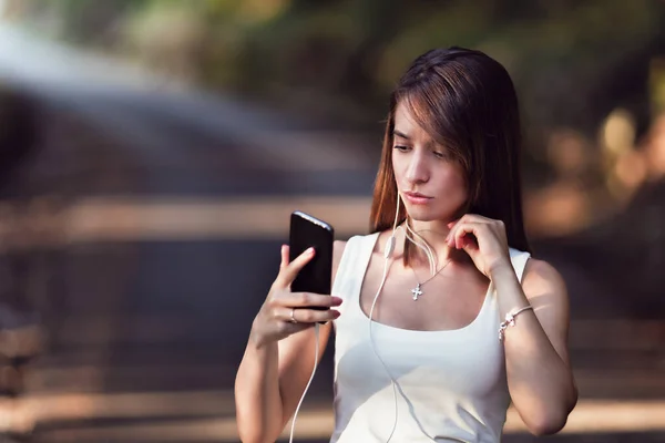 Une Jeune Femme Caucasienne Écoute Musique Téléphone Profite Nature Monténégro — Photo