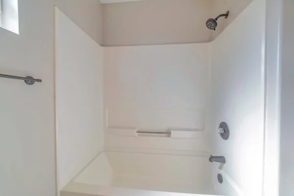 Banyoda Beyaz Duvarları Olan Bir Küvet — Stok fotoğraf