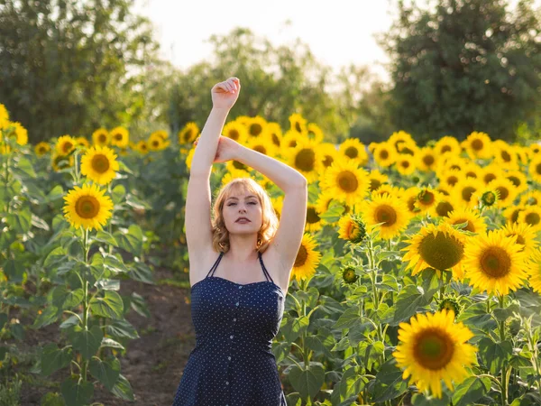 Zakrzywiona Młoda Kobieta Letniej Sukience Pozuje Polu Słonecznika — Zdjęcie stockowe