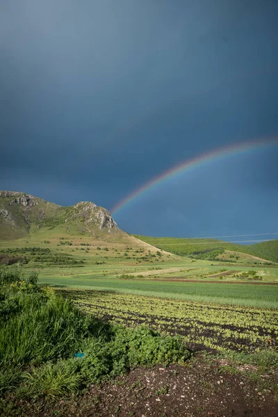 Ein Faszinierender Blick Auf Eine Wunderschöne Berglandschaft Mit Einem Regenbogen — Stockfoto