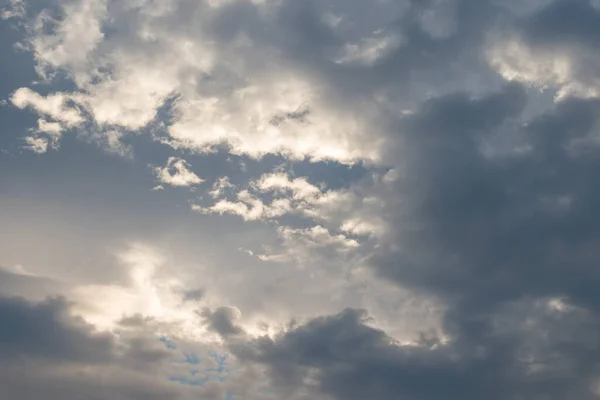 Mennyei Égbolt Gyönyörű Háttere Arany Nappal Melyet Bolyhos Felhők Borítanak — Stock Fotó