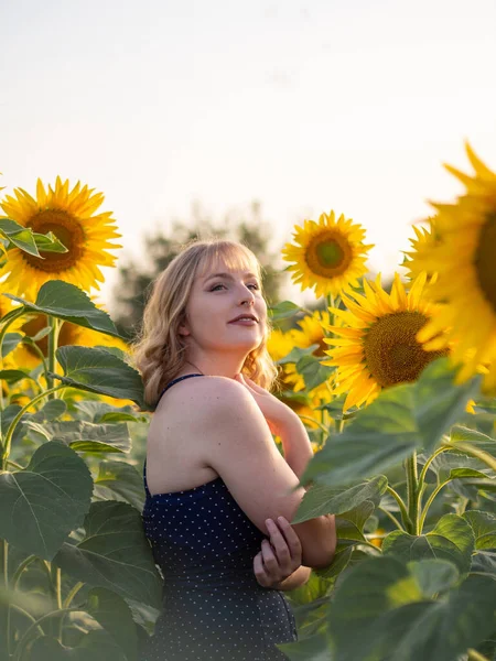 Söt Ung Kvinna Tillbringar Fritid Utomhus Ett Solrosfält — Stockfoto