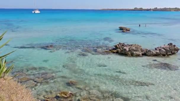 シチリア島の晴れた日にフォンテーヌ ビアンチェの海に囲まれたビーチの風景 イタリアは4Kで撮影 — ストック動画