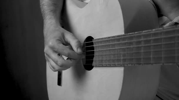 Närbild Musiker Som Rör Strängar Och Spelar Gitarr — Stockvideo