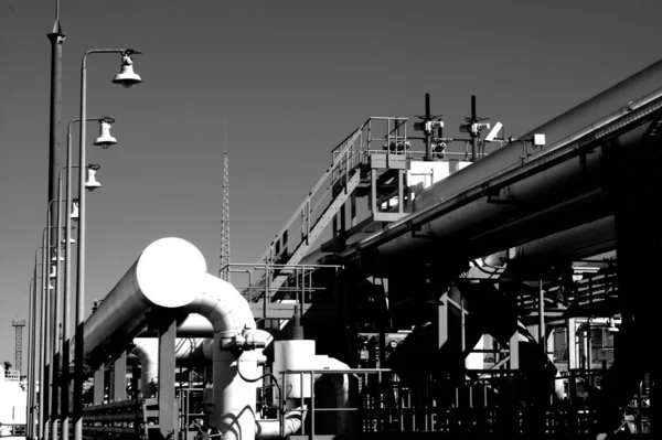 Een Grijswaarden Opname Van Een Industrieel Landschap Met Een Grote — Stockfoto