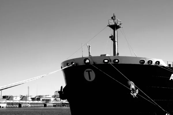 停泊在码头的一艘货轮的灰度照片 — 图库照片