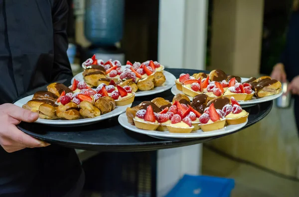 Camarero Sirviendo Tartaletas Eclair Bayas Platos Blancos — Foto de Stock