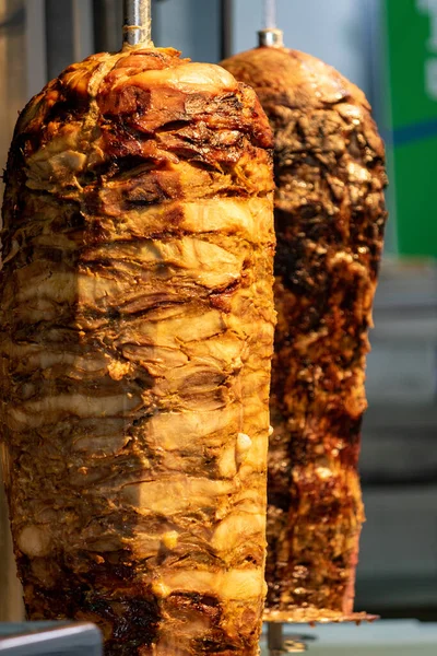 Zbliżenie Pionowej Rotisseries Pieczenie Apetyczne Mięso Dla Shawarma — Zdjęcie stockowe