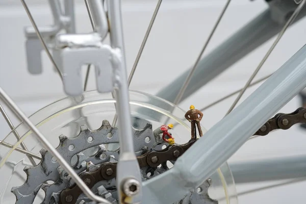 Close Pessoas Miniatura Trabalhando Uma Cadeia Bicicletas — Fotografia de Stock