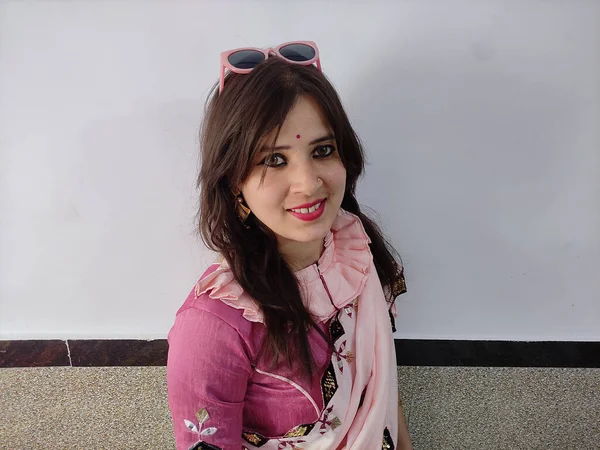 Beautiful Smiling Young Indian Woman Pink Sari Pink Sunglasses Standing — ストック写真