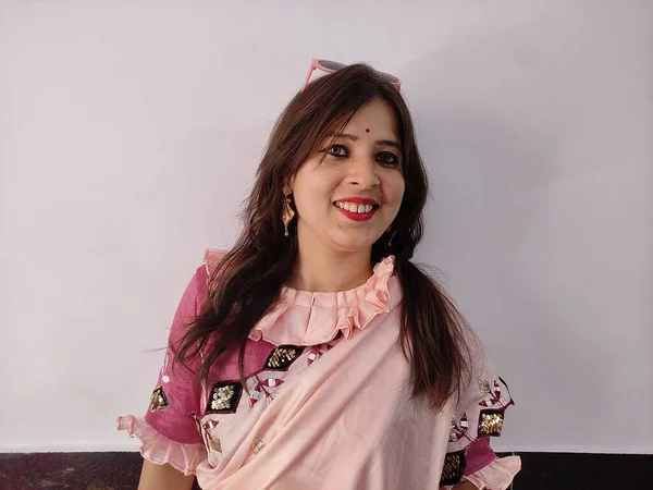 一位美丽的 面带微笑的年轻印度女子 戴着粉色的莎丽 戴着粉色的太阳镜 站在墙下 — 图库照片