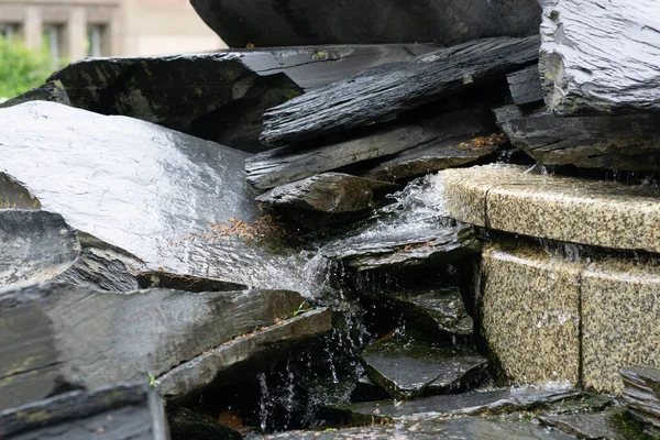 Una Fuente Urbana Abstracta Piedra Negra Con Agua Dulce Que — Foto de Stock