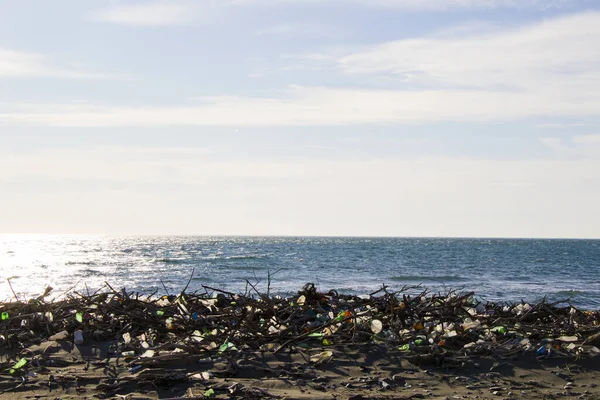 Müll Sandstrand Plastik Und Metallverschmutzung Globale Erwärmung Und Wasserverschmutzung — Stockfoto
