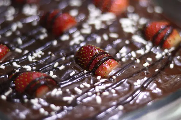 Ένα Κοντινό Πλάνο Από Κέικ Σοκολάτας Φράουλες — Φωτογραφία Αρχείου