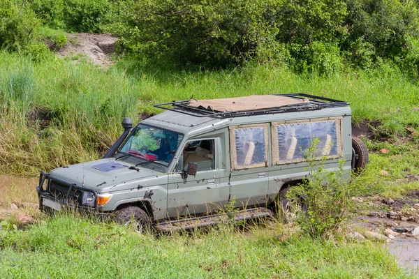 Carro Parou Uma Estrada Reserva Caça Grumeti Serengeti Tanzânia — Fotografia de Stock