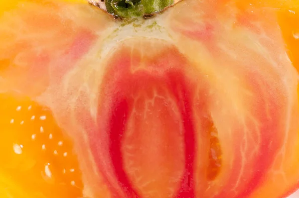 Closeup Shot Ripe Heirloom Tomato Sliced Half — Stock Photo, Image