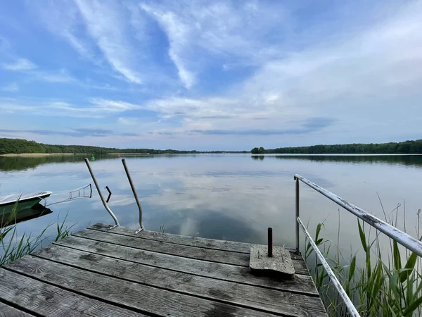 Närbild Bild Bild Ett Däck Nära Lugn Sjö Med Träd — Stockfoto