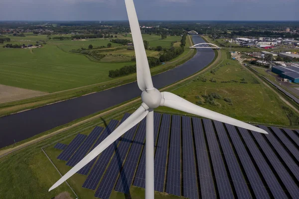 Dreiblättrige Windturbine Mit Twentekanaal Transport Wasserstraße Und Feld Von Sonnenkollektoren — Stockfoto