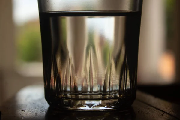 Nahaufnahme Eines Halbvollen Wasserglases Auf Dem Tisch Drinnen — Stockfoto