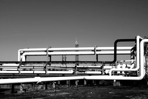 Uma Imagem Escala Cinza Uma Paisagem Industrial Com Oleoduto Grande — Fotografia de Stock