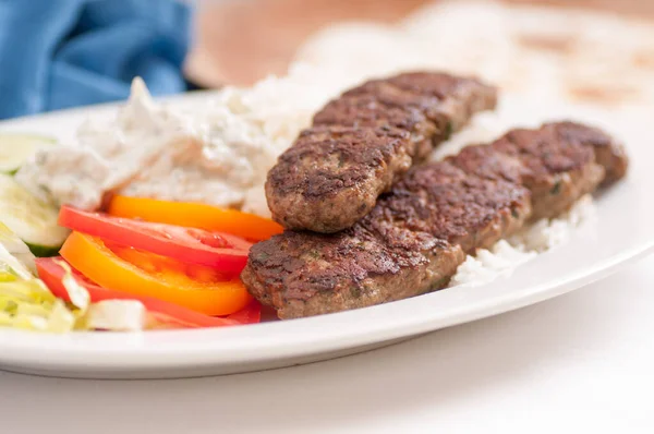 Primo Piano Pane Piatto Avvolgere Koobideh Spiedino Iraniano Con Verdure — Foto Stock