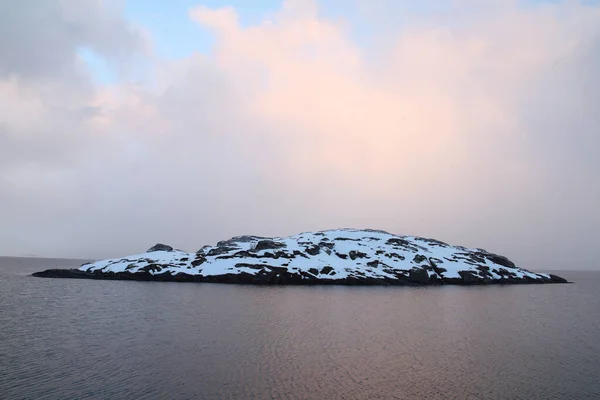 海の真ん中に浮かぶ小さな雪の島 — ストック写真