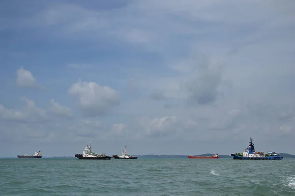 Batam Indonésia 2019 Barco Rebocador Navegando Mar Manobras Rebocador Ilhas — Fotografia de Stock