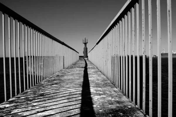 Una Ripresa Scala Grigi Lato Con Recinzioni Metalliche Sito Industriale — Foto Stock