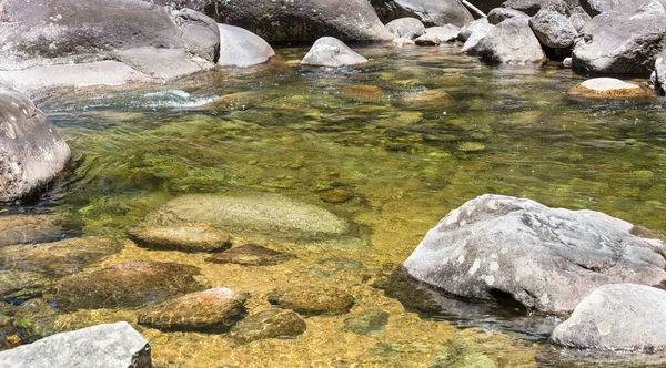 Tiro Close Pequeno Rio Montanha Cercado Por Pedras — Fotografia de Stock