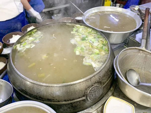 レストランのキッチンで沸騰したスープのクローズアップショット — ストック写真