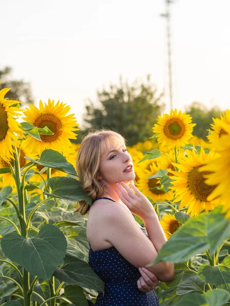 Beautiful Spanish Blonde Standing Beautiful Field Sunflowers — Stock Photo, Image