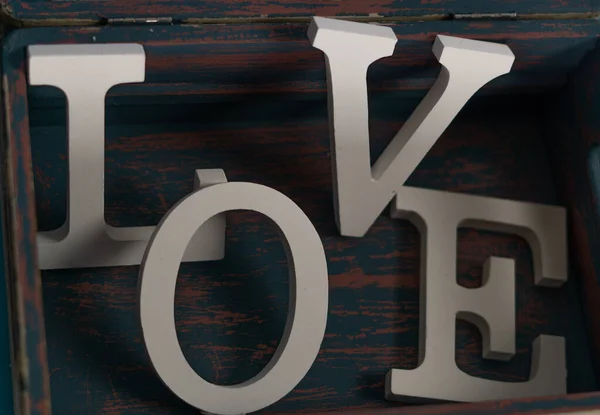 Zbliżenie Słowa Miłość Napisanego Drewnianymi Literami Drewnianym Pudełku — Zdjęcie stockowe