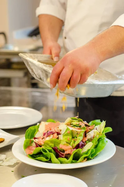 Una Toma Vertical Chef Preparando Ensalada Verde Cocina — Foto de Stock