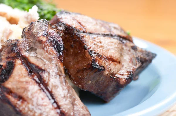 Primer Plano Chuletas Cordero Parrilla Con Puré Papas Cremosas —  Fotos de Stock