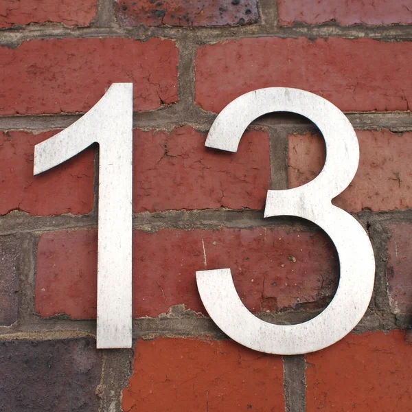 Een Huisnummer Bevestigd Aan Een Bakstenen Muur — Stockfoto