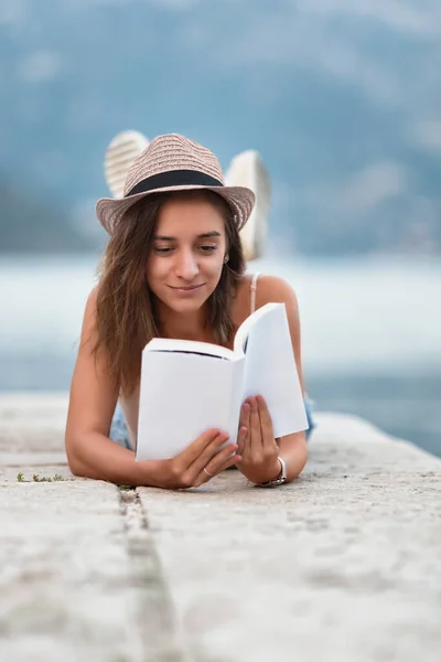 Uma Jovem Caucasiana Lendo Livro Enquanto Descansa Praia — Fotografia de Stock