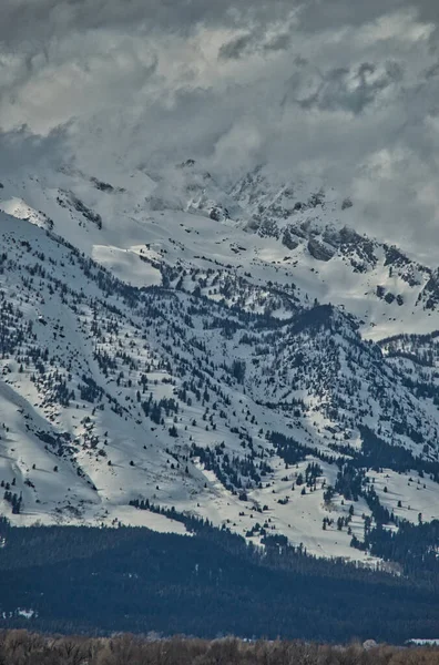 Vertical Shot Majestic Snowy Mountain Background Cloudy Sky — Photo