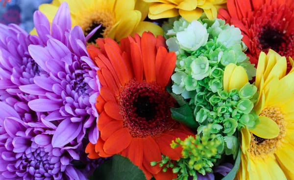 Egy Gyönyörű Virágcsokor Gerberákkal — Stock Fotó