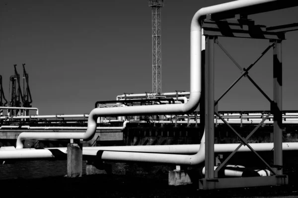 Graustufenaufnahme Einer Industrielandschaft Mit Pipeline Mit Großem Durchmesser — Stockfoto